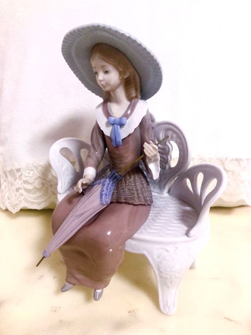 リヤドロ　LLADRO【ベンチに座る女性】WATING IN THA PARK