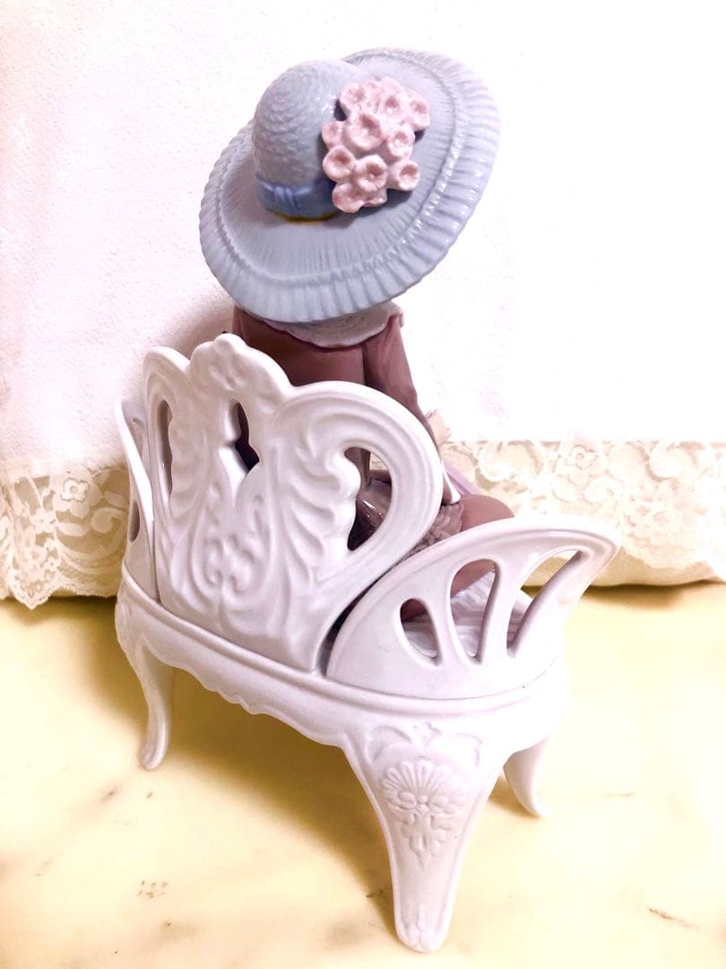 リヤドロ　LLADRO【ベンチに座る女性】WATING IN THA PARK