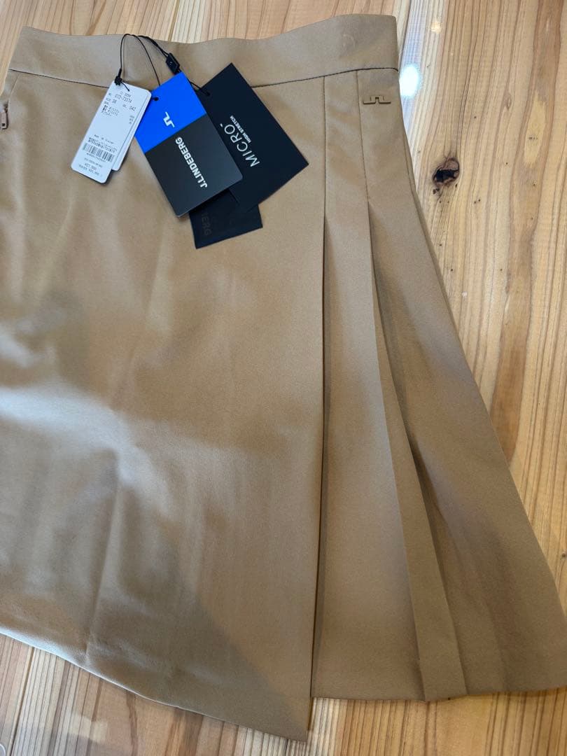 2025ssモデルJ.LINDEBERG ベージュスカート　S