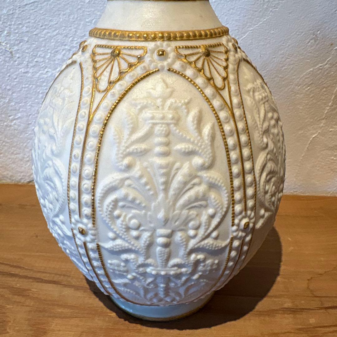 エレガントな金色装飾の花瓶