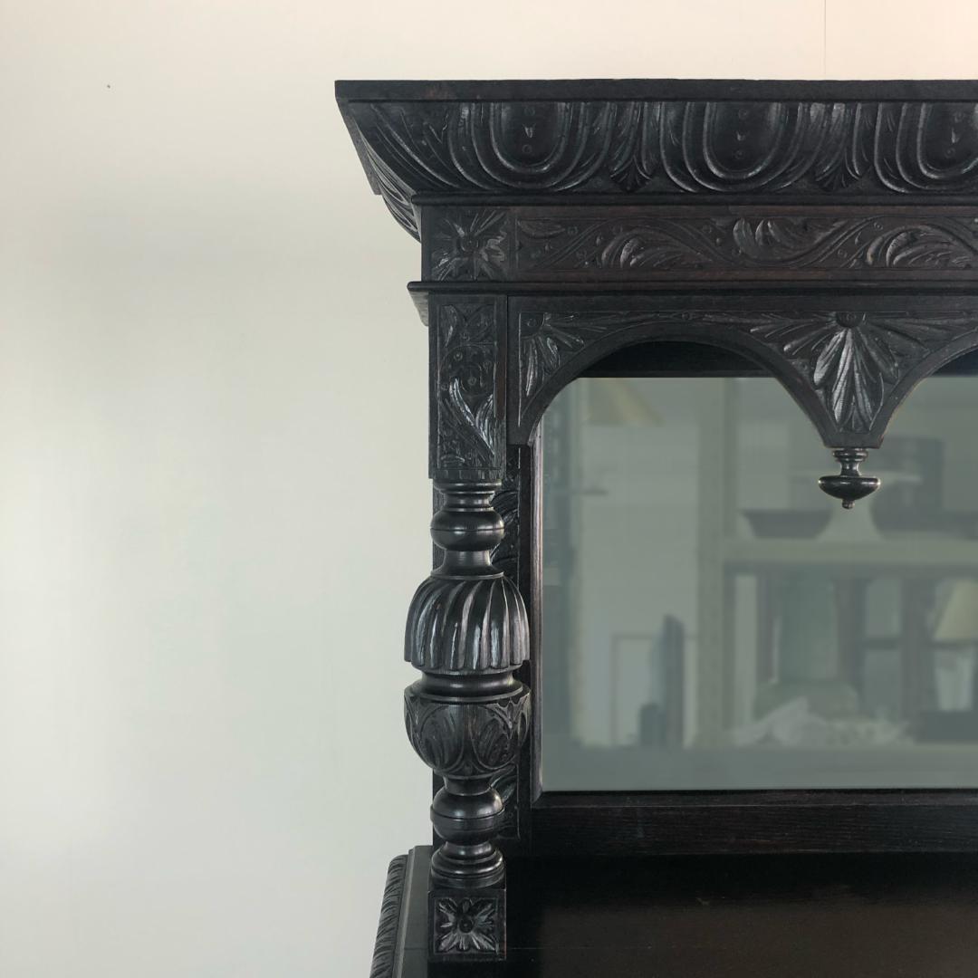 ゴシック調　アンティーク　サイドボード