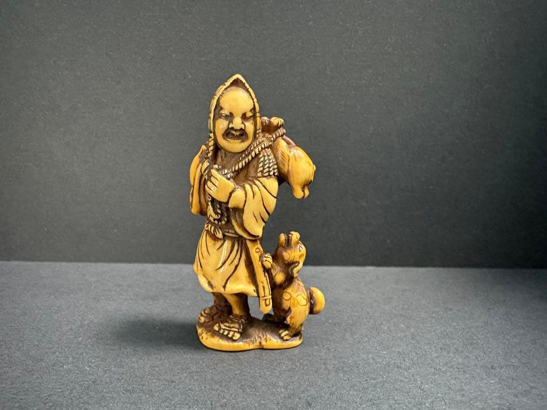 【根付(netsuke)】犬を連れた旅人の根付　江戸時代
