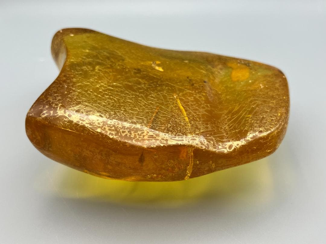 ビックサイズ　虫入り琥珀　大量な気泡を内包　バルティックアンバー　バルト海沿岸