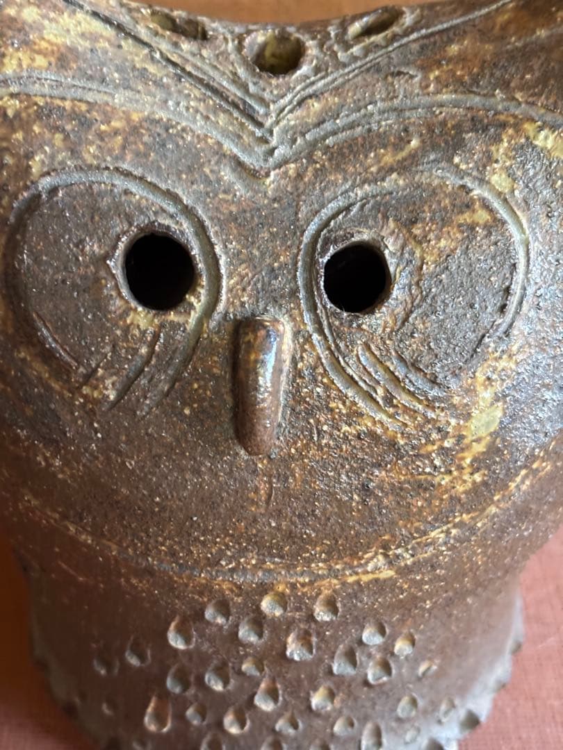 Ｙ．Ａ銘　藁灰釉彫文フクロウ形置物　検不苦労