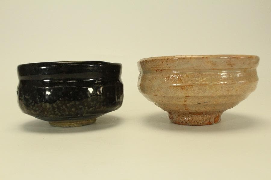 茶道具 夫婦茶碗 一対 黒織部 赤？ 書箱 骨董 古美術(BB455)