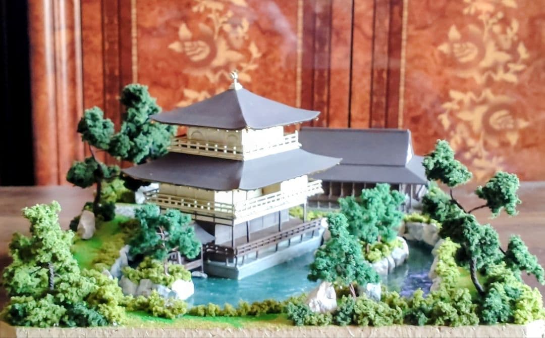 LED照明金付き閣寺ジオラマ　プラスティックケ一ス付き