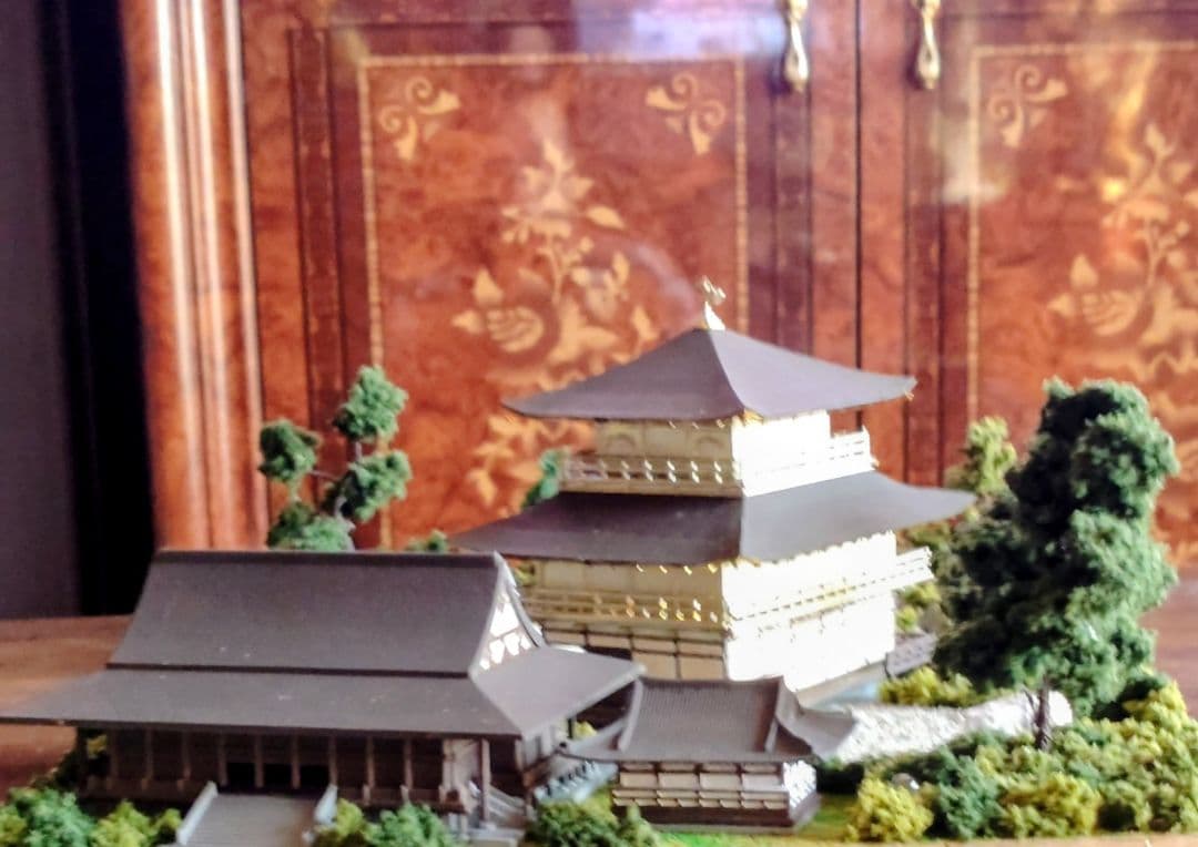 LED照明金付き閣寺ジオラマ　プラスティックケ一ス付き