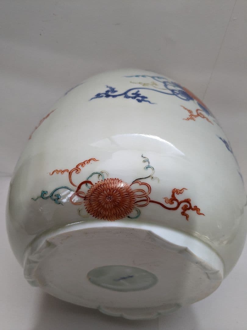 有田焼　十一代今泉今右衛門作、『錦菊花文三足手あぶり』、銘有、合わせ箱付