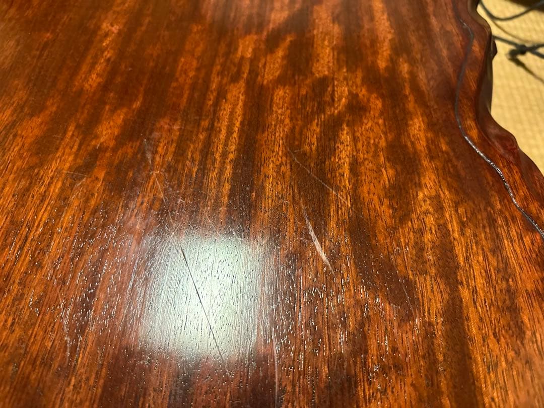 しっかりとした重みのある「欅1枚板」の座卓