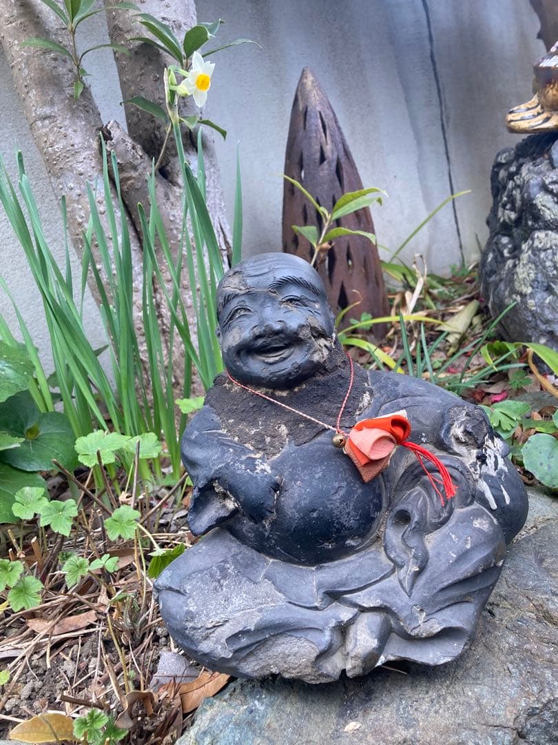 黒い石製の微笑む仏像