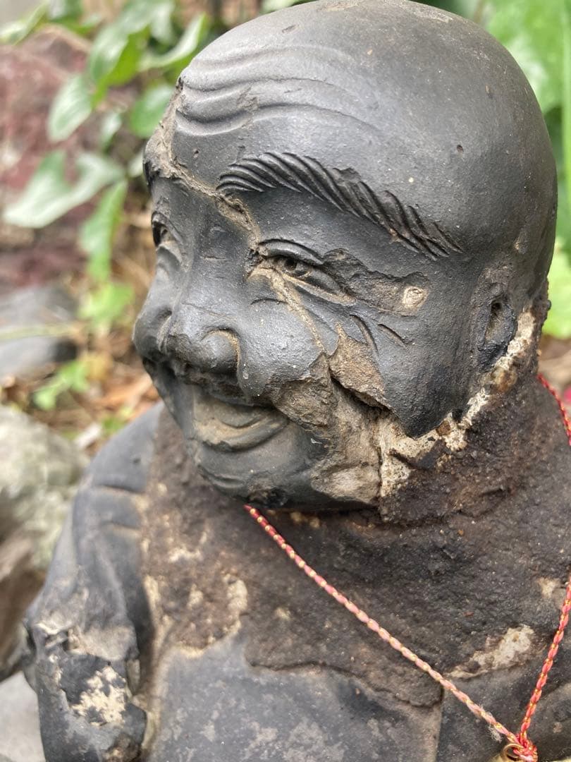 黒い石製の微笑む仏像