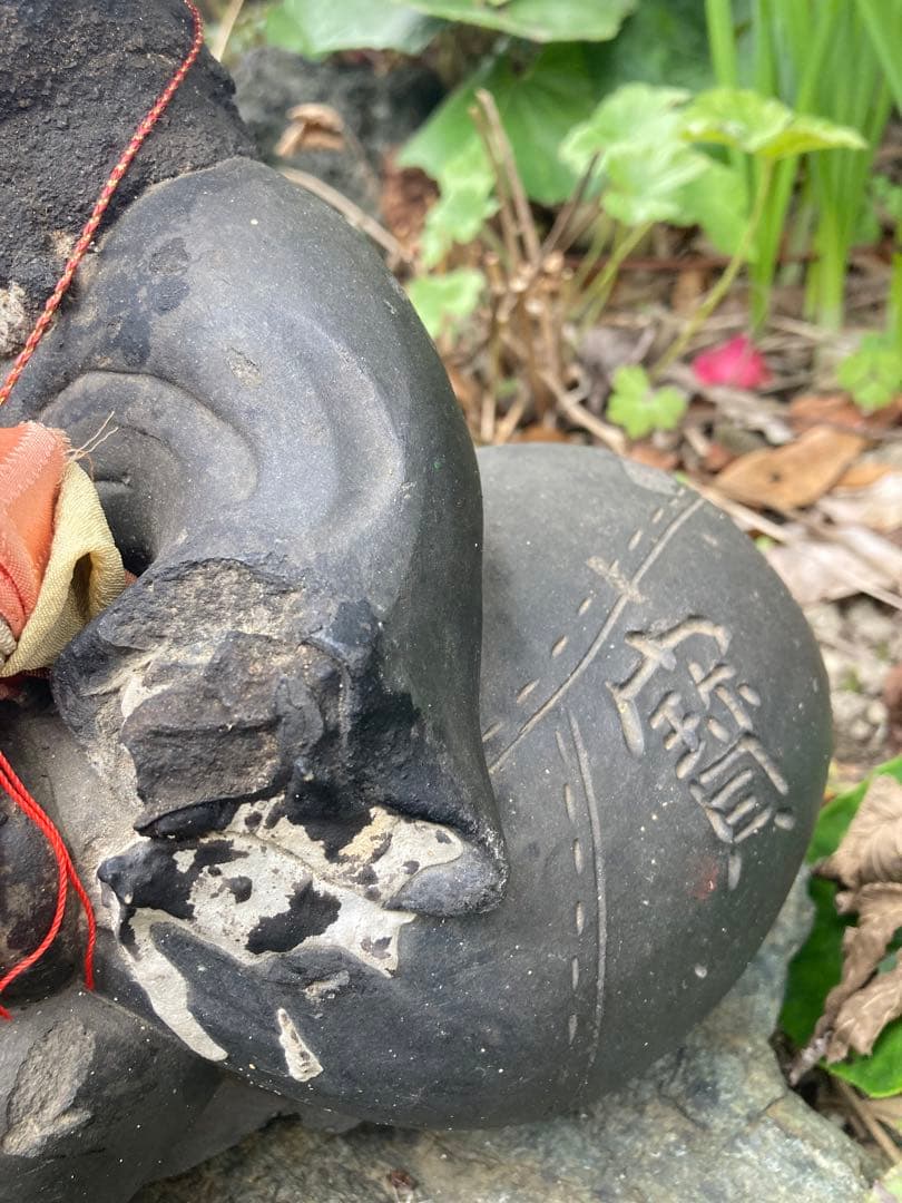 黒い石製の微笑む仏像