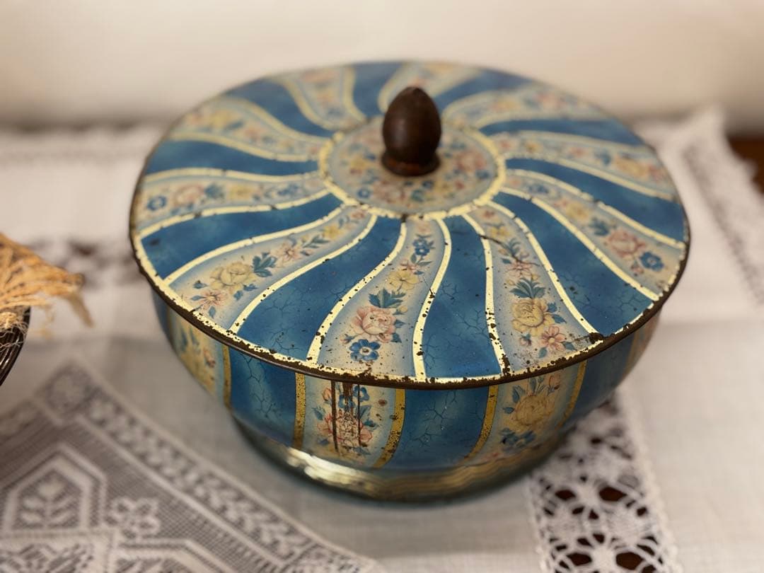 フランスアンティーク　缶　小物入れ　ブリキ　薔薇　ブロカント