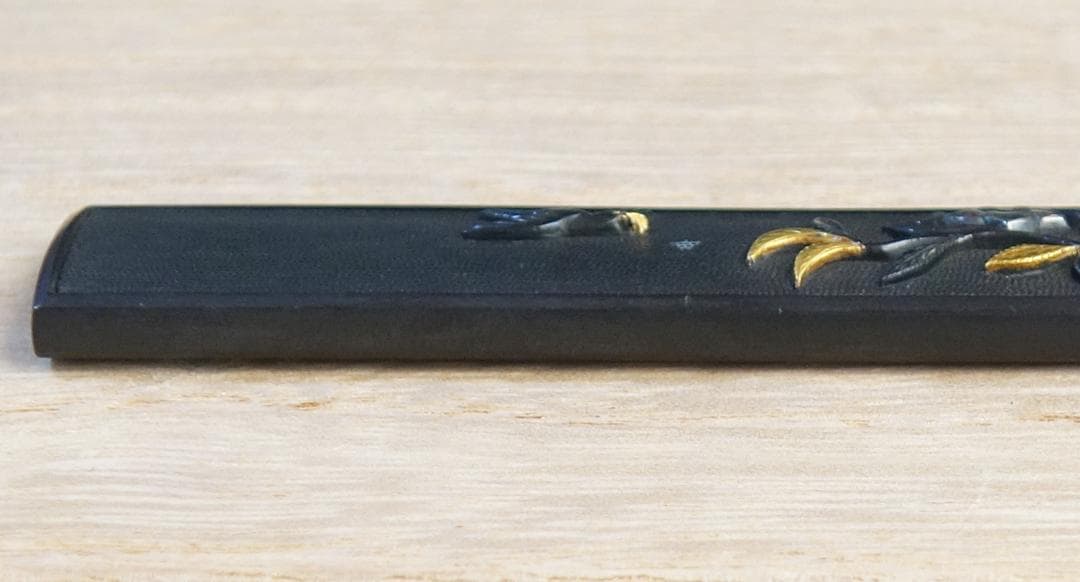 【椿樹小鳥図小柄 赤銅魚子地 高肉彫 鍍金 銀象嵌】 鍔 鐔 小柄 刀装具 骨董