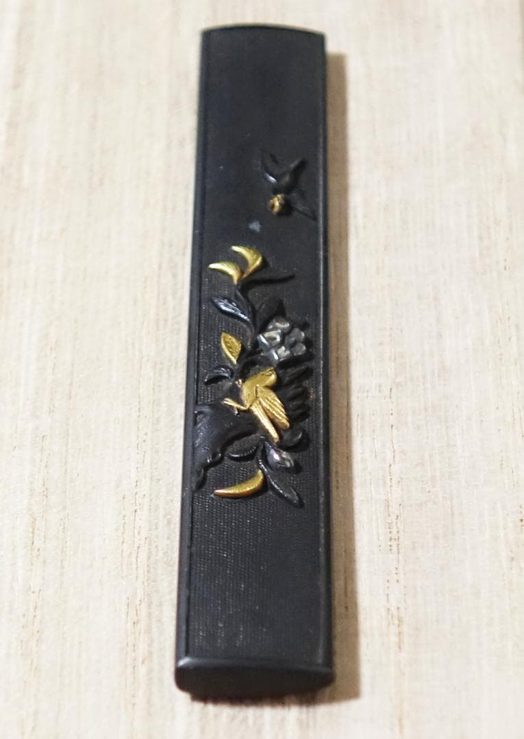 【椿樹小鳥図小柄 赤銅魚子地 高肉彫 鍍金 銀象嵌】 鍔 鐔 小柄 刀装具 骨董