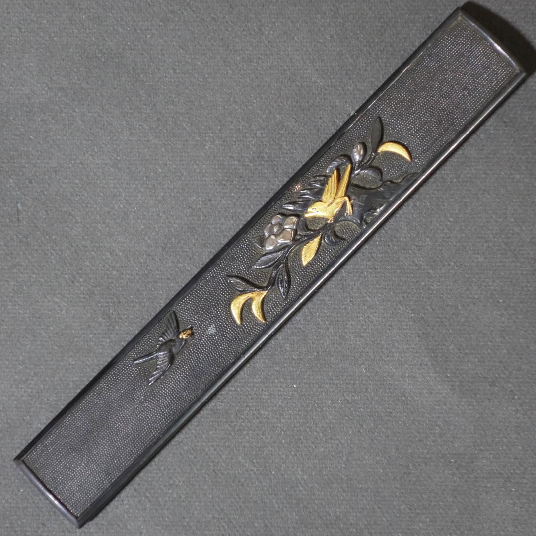 【椿樹小鳥図小柄 赤銅魚子地 高肉彫 鍍金 銀象嵌】 鍔 鐔 小柄 刀装具 骨董