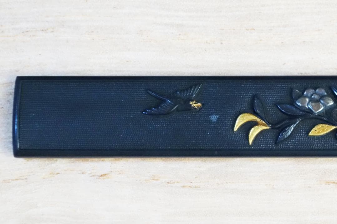 【椿樹小鳥図小柄 赤銅魚子地 高肉彫 鍍金 銀象嵌】 鍔 鐔 小柄 刀装具 骨董