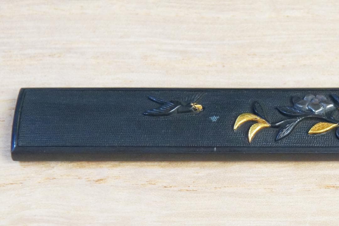 【椿樹小鳥図小柄 赤銅魚子地 高肉彫 鍍金 銀象嵌】 鍔 鐔 小柄 刀装具 骨董