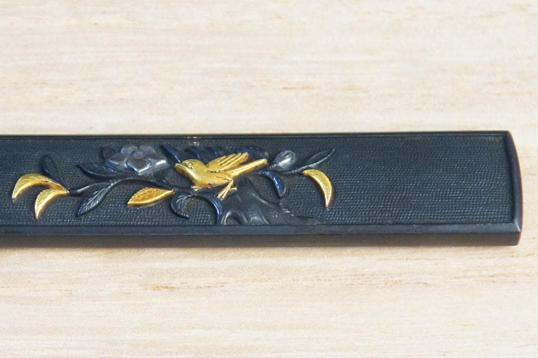 【椿樹小鳥図小柄 赤銅魚子地 高肉彫 鍍金 銀象嵌】 鍔 鐔 小柄 刀装具 骨董