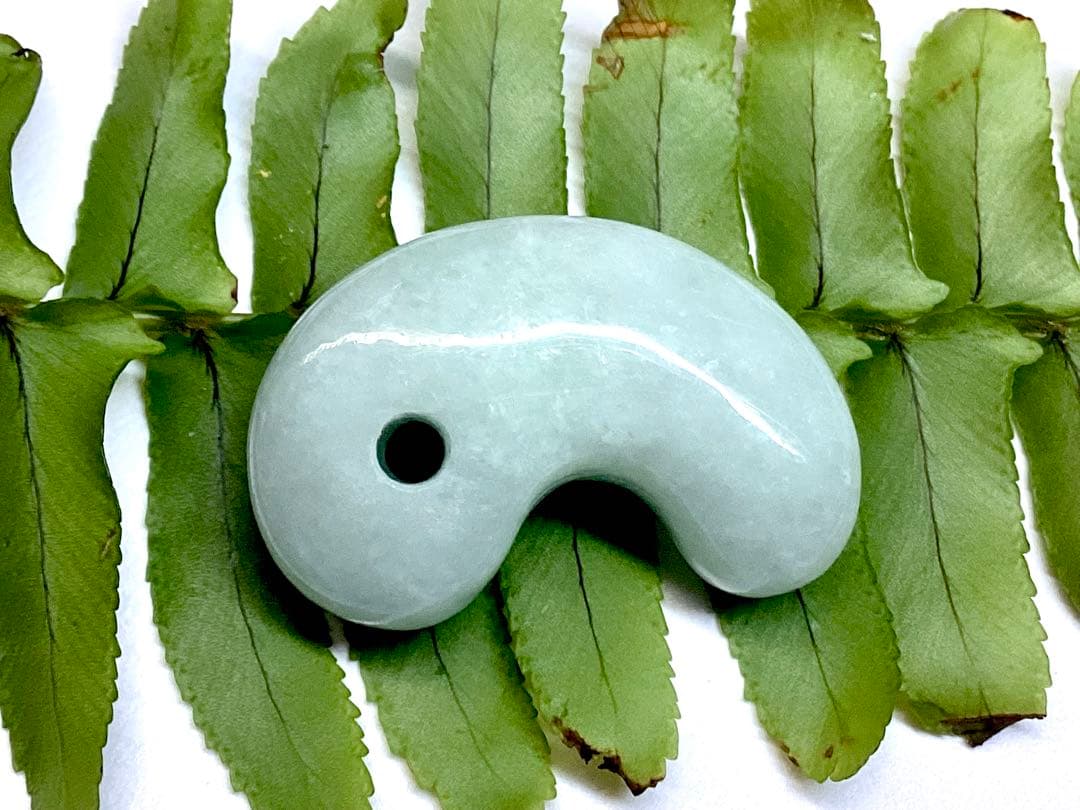 ✳本物翡翠を守護石に　糸魚川翡翠勾玉　吉祥開運の守護石に　鑑別書取得の本物です‼️