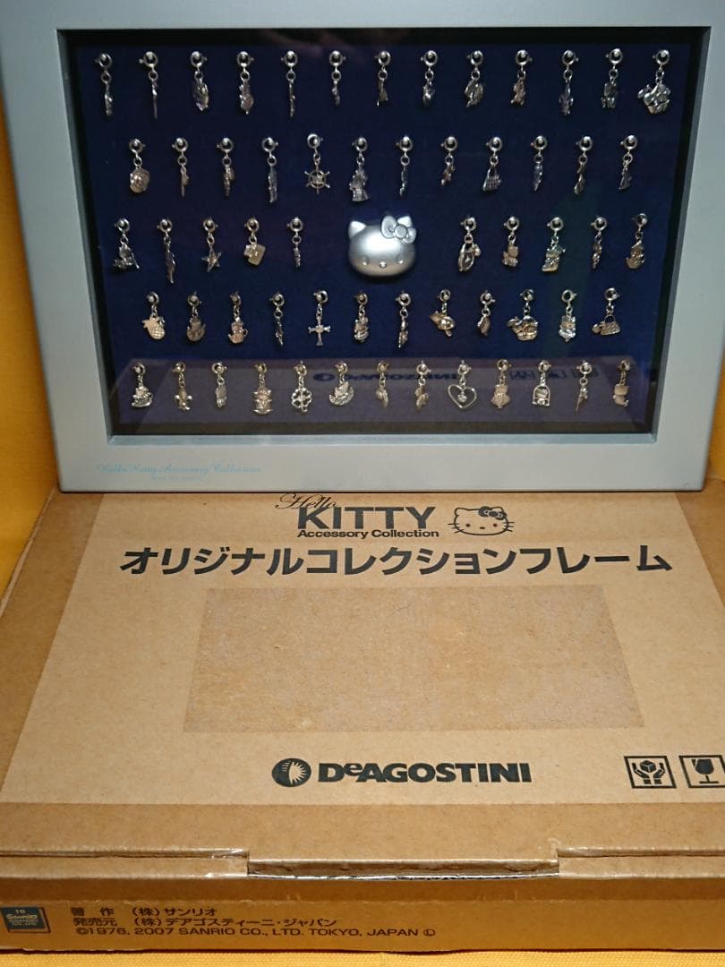 【美品】Hello Kitty　ハローキティ　チャーム　アクセサリー　工芸品