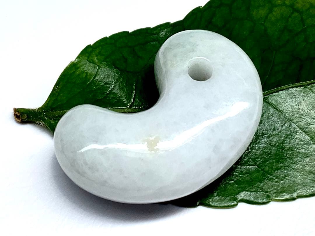 ✳粋の逸品‼️珍しい多彩色‼️糸魚川翡翠勾玉　数少ない1点 お守りに鑑定機関鑑別書