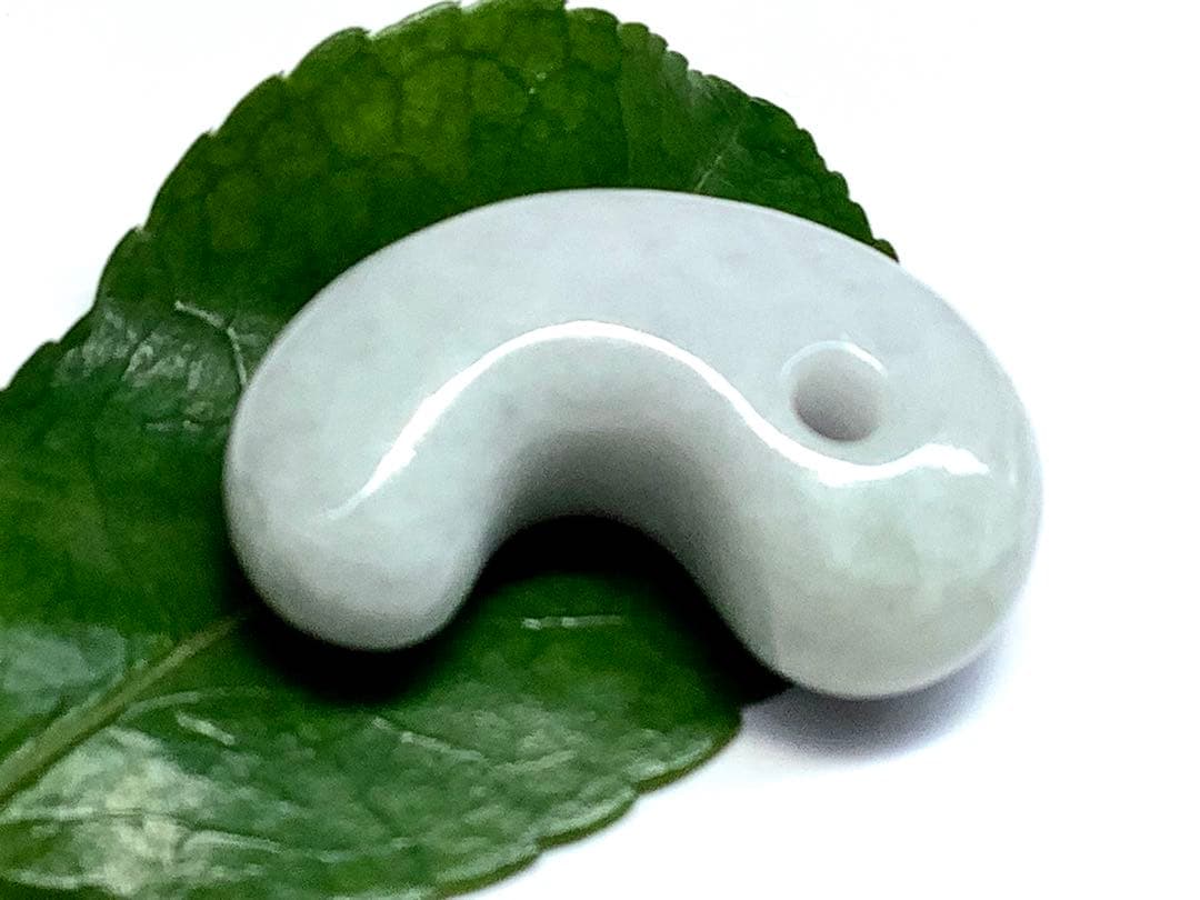 ✳粋の逸品‼️珍しい多彩色‼️糸魚川翡翠勾玉　数少ない1点 お守りに鑑定機関鑑別書