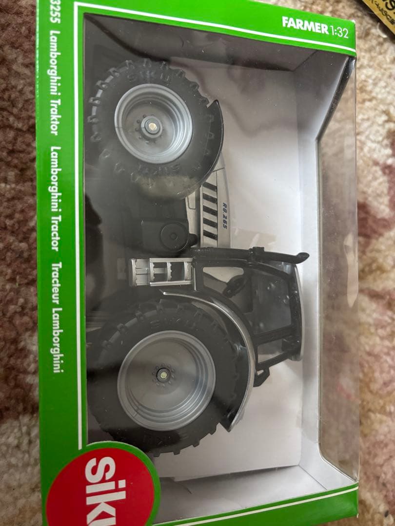 ミニカー Siku Lamborghini Traktor 1:32