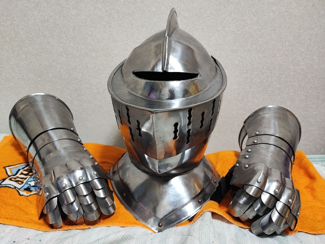 中世騎士のスチール製鎧　兜と籠手