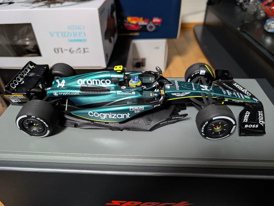 スパーク　Aston Martin AMR23 1/18