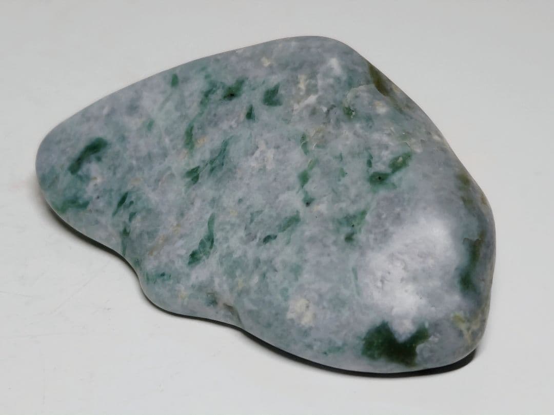 糸魚川156 翡翠 77g ヒスイ 原石 鑑賞石 自然石 誕生石 鉱物 鉱石