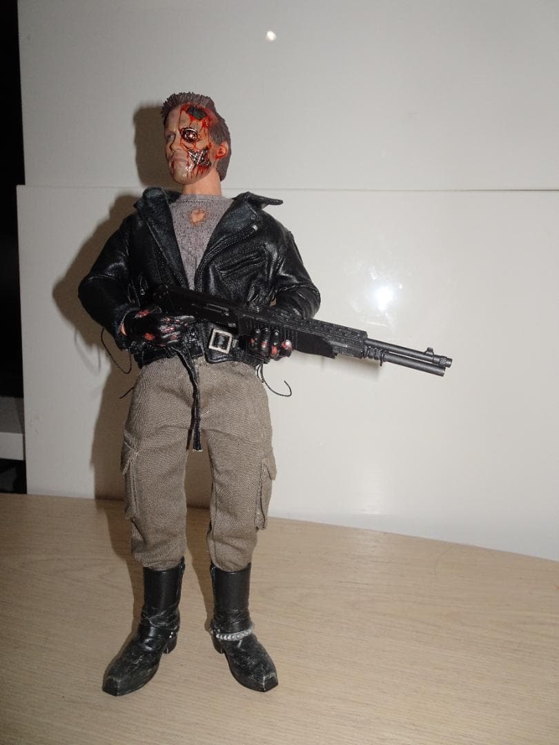 ホットトイズ ターミネーターT800バトルダメージ1/6 フィギュアMMS238