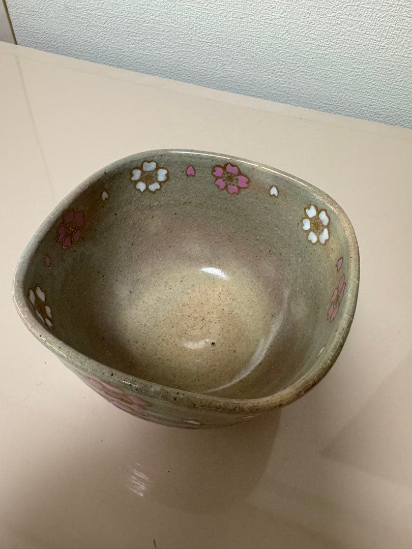 桜模様の陶器製茶碗