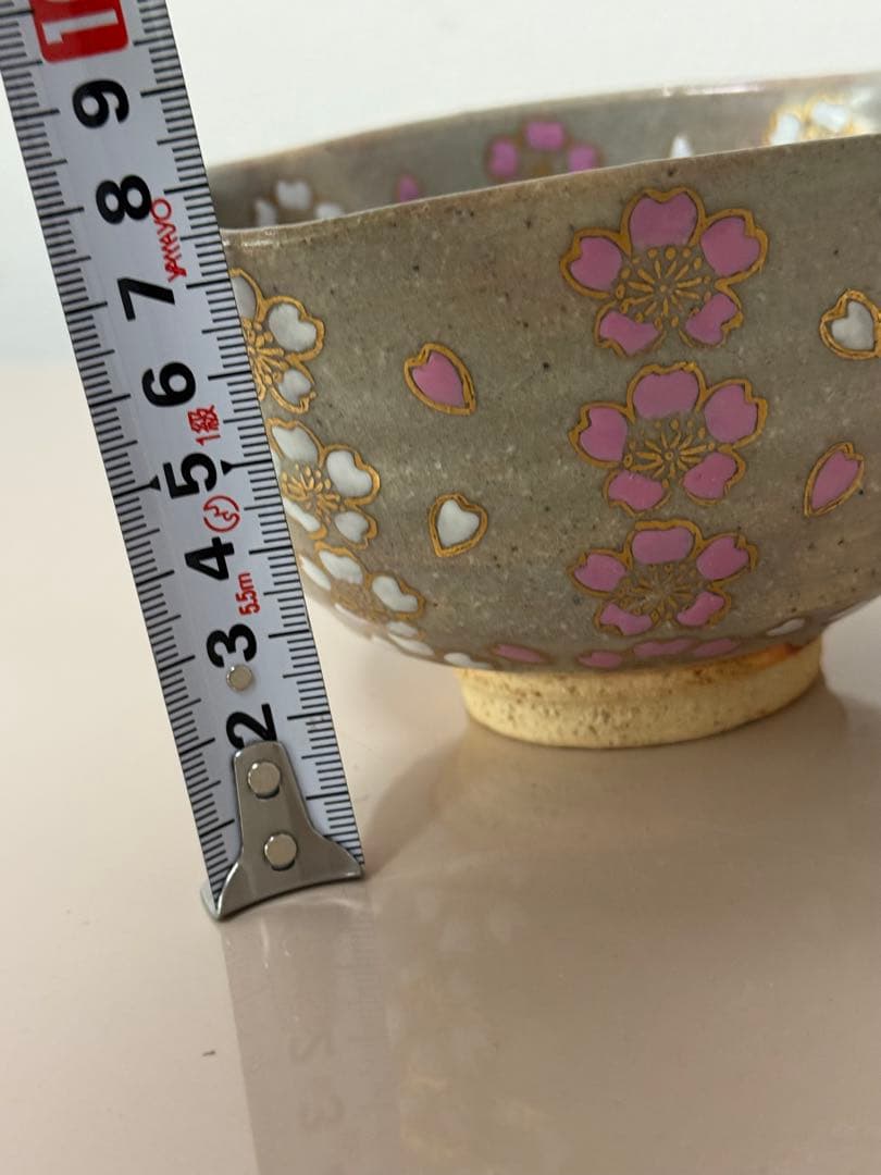 桜模様の陶器製茶碗