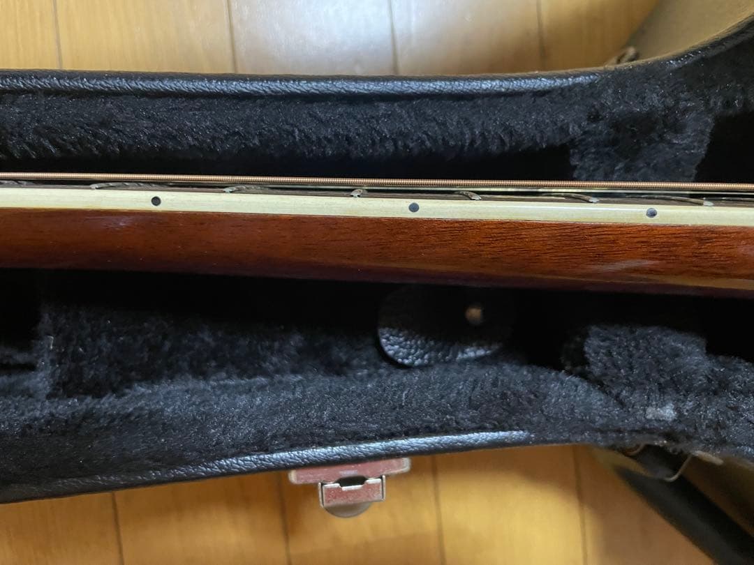 Morris Special アコースティックギター、ハードケース付き。