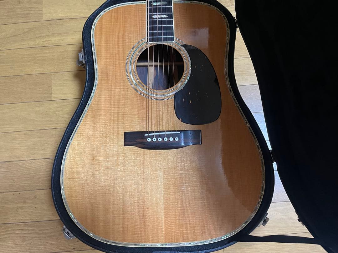 Morris Special アコースティックギター、ハードケース付き。