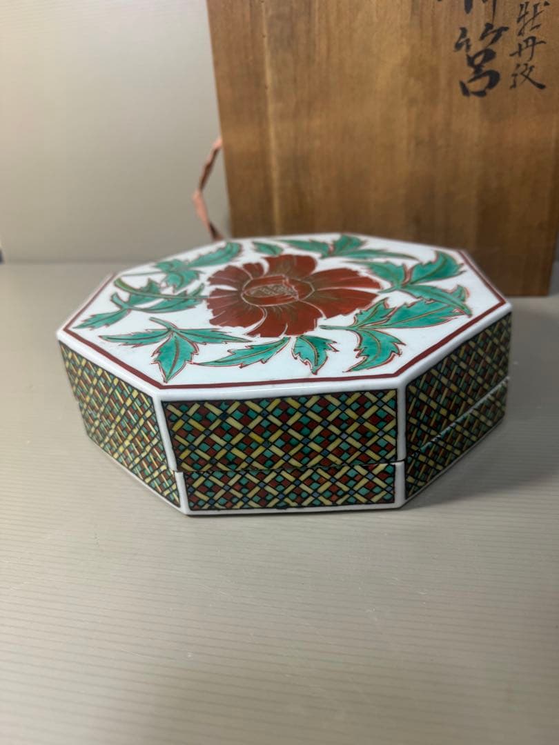 2416 九谷泉焼　加全作　色絵牡丹文　飾筥　蓋物　時代物