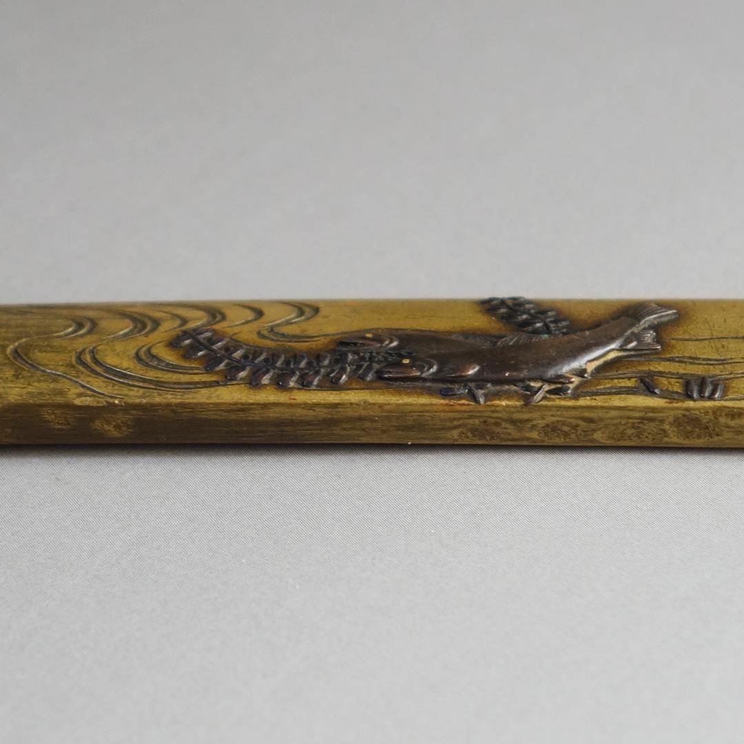 【在銘 政利 水草に双鮎図小柄 真鍮地 象嵌 片切彫】 鍔 鐔 小柄 刀装具