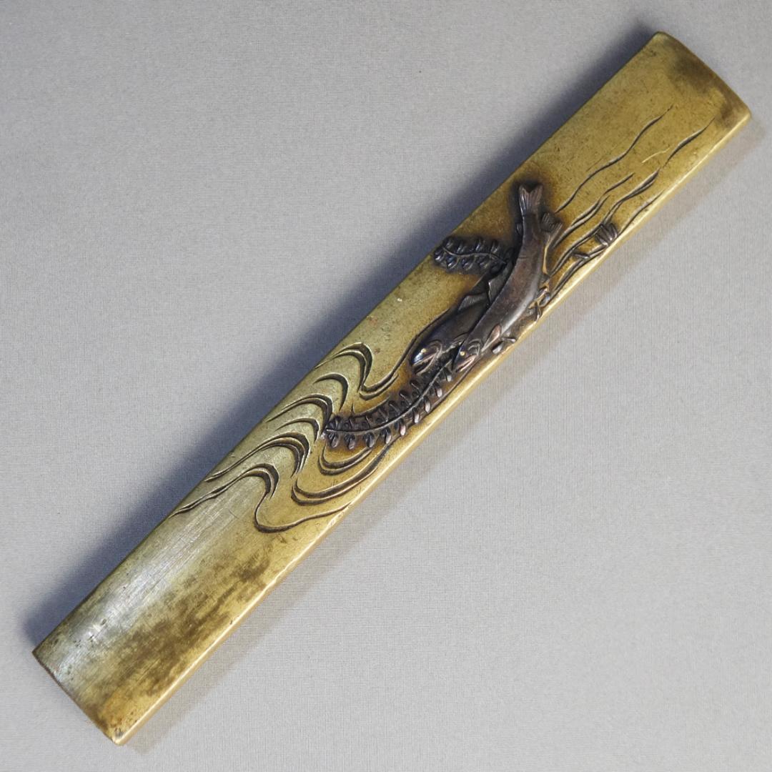 【在銘 政利 水草に双鮎図小柄 真鍮地 象嵌 片切彫】 鍔 鐔 小柄 刀装具