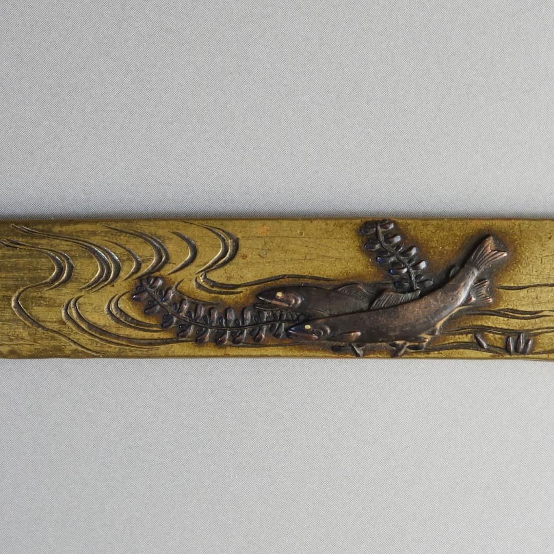 【在銘 政利 水草に双鮎図小柄 真鍮地 象嵌 片切彫】 鍔 鐔 小柄 刀装具