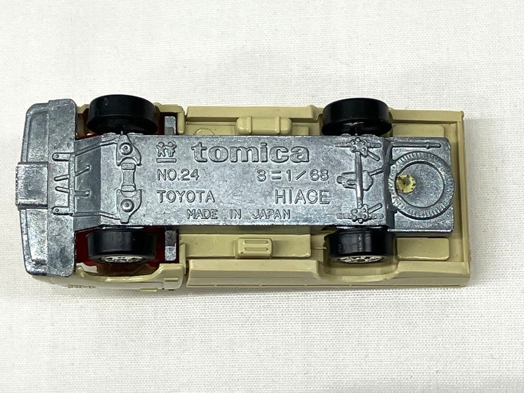 トミカ トヨタ ハイエース トラック ベージュ クリーム No.24 黒箱