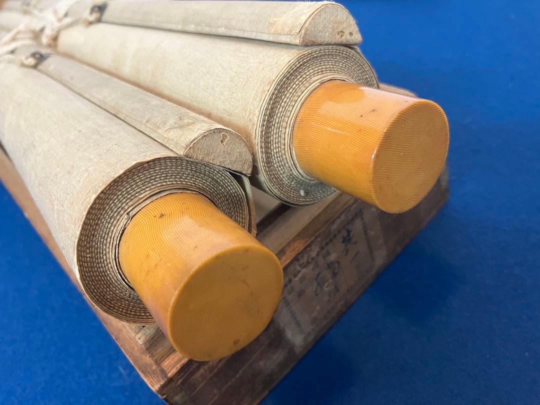 鈴木其一　肉筆　絹本　掛軸　識箱　2重箱 (左／蜻蛉を追う雀)（右／蝶を追う燕）