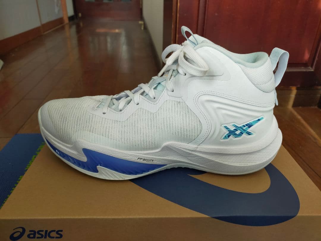 シューズ(男性用) NOVA SURGE 3