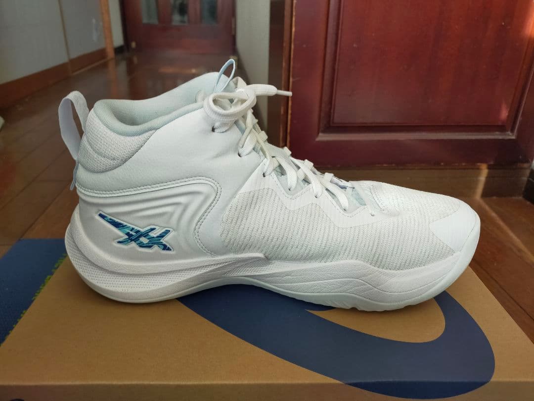 シューズ(男性用) NOVA SURGE 3