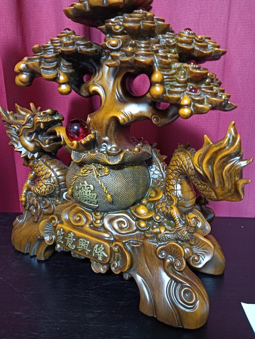 ドラゴンと木の彫刻置物