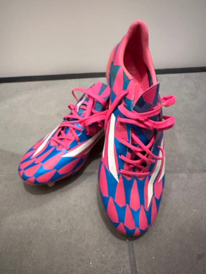adidas サッカーシューズ ピンク・青