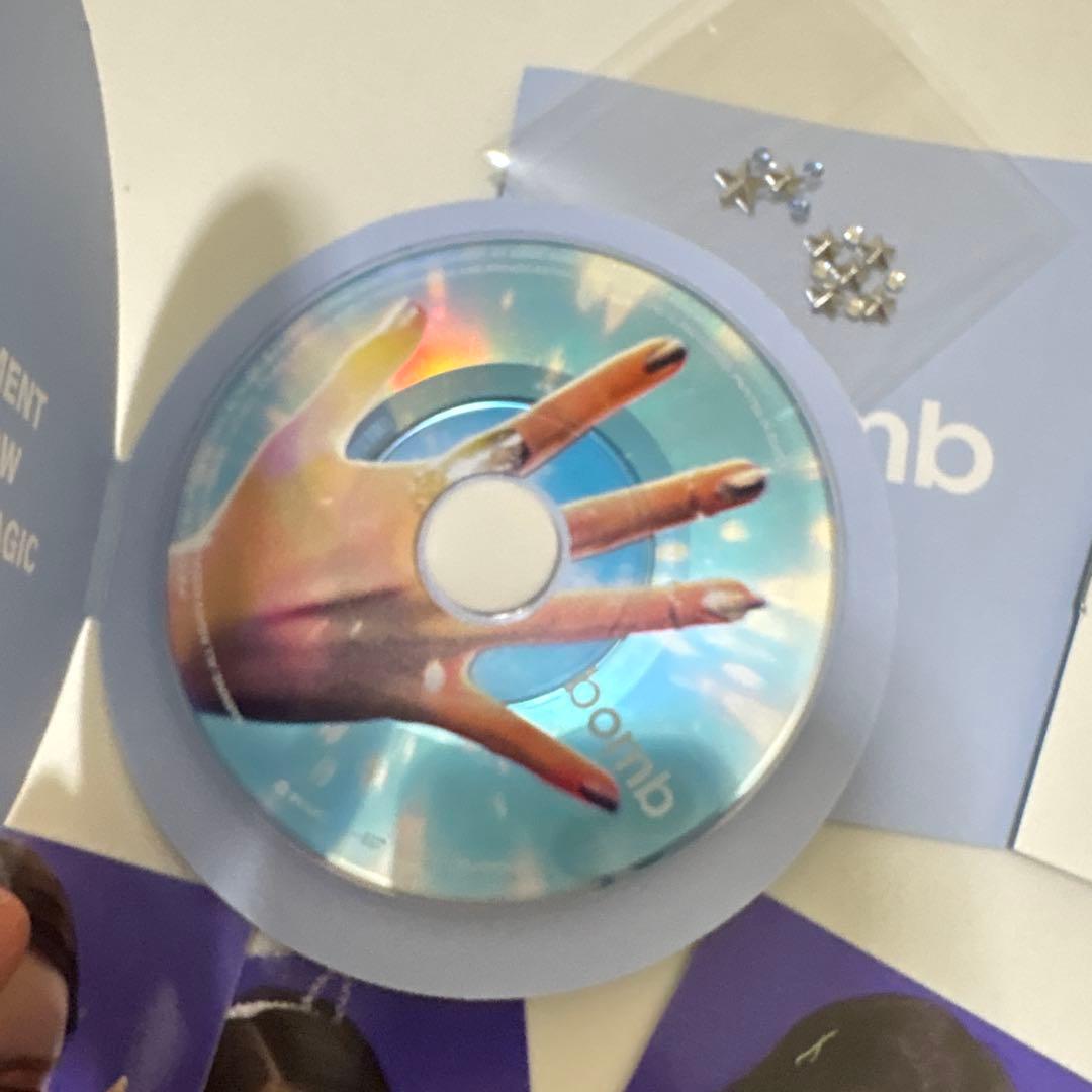 ILLIT ［bomb］イヤホンMERCH ver.