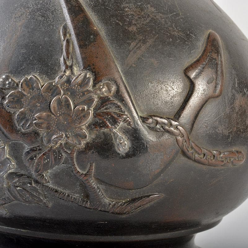 古銅銀象嵌　碇桜文　長顎瓶　横須賀泉商会款　重さ約6kg　H　R7179B