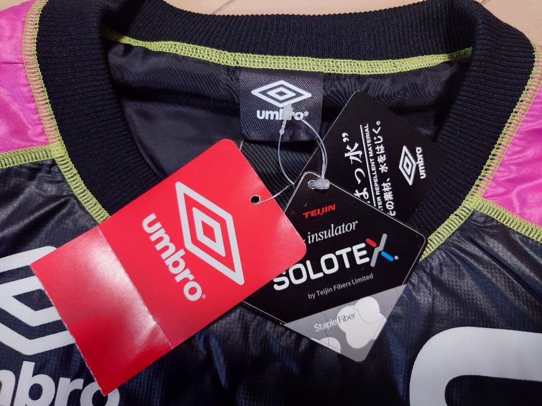 【 umbro 】タグ付き未使用 中綿 ピステセットアップ