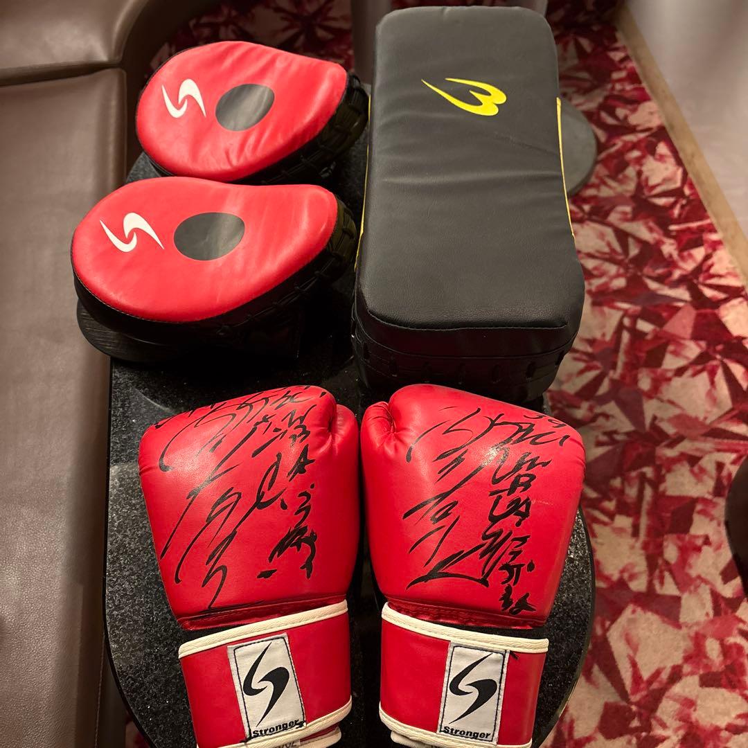 内山高志選手サイン入りボクシンググローブセット